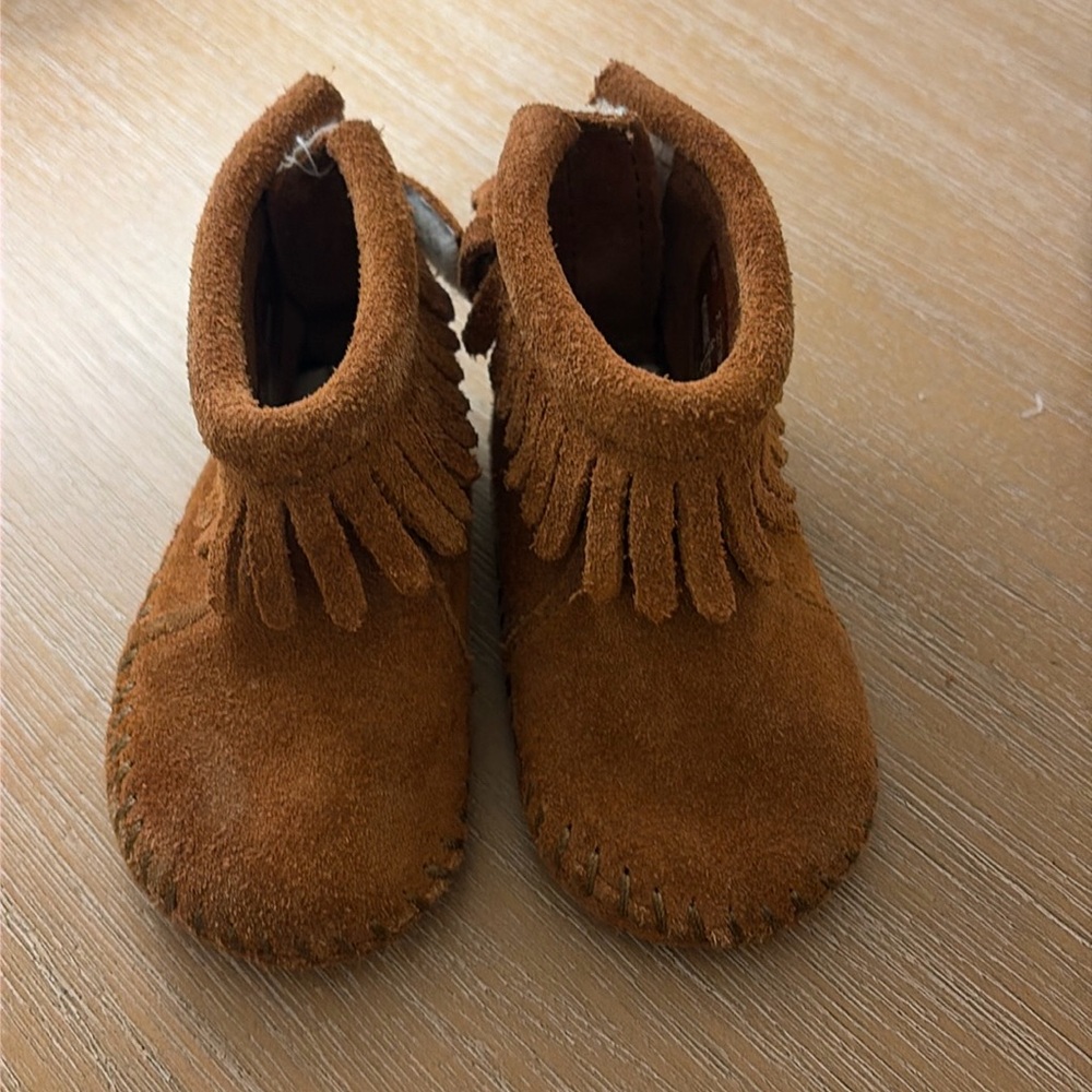 Minnetonka infant back flap suede bootie sz 2